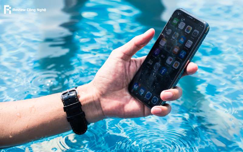 những câu hỏi thường gặp về khả năng chống nước của iphone 11