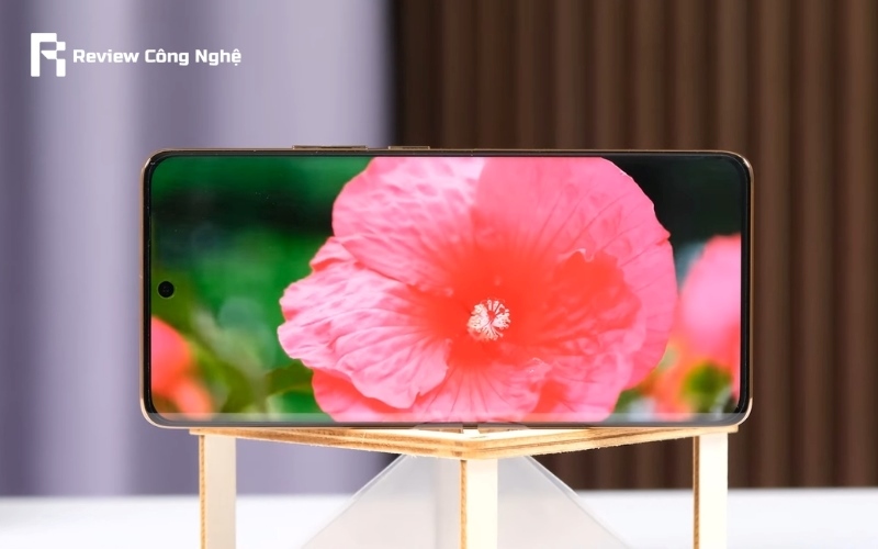 Realme 11 Pro sở hữu màn cong với khả năng hiển thị tốt