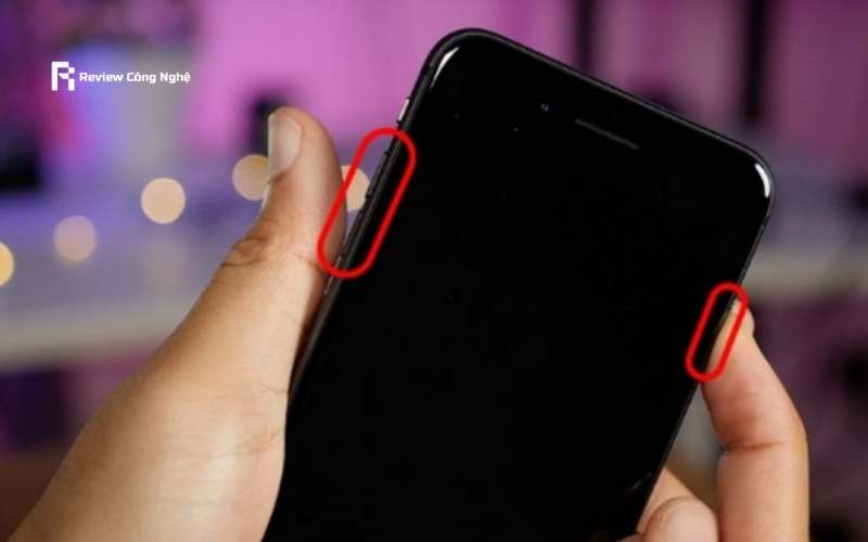 Khởi động iPhone 7 và 7 Plus đơn giản với nút nguồn và nút giảm âm lượng.