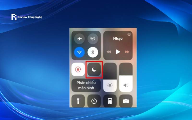 Nhấn vào biểu tượng hình lưỡi liềm