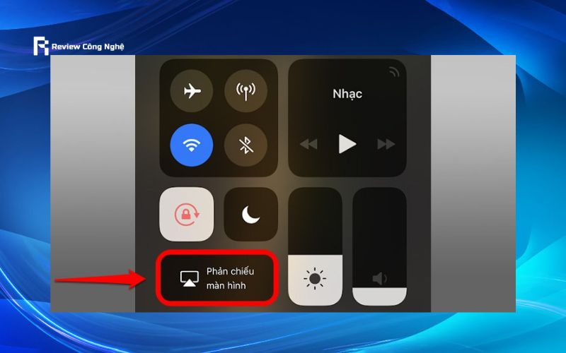 Mở Trung tâm điều khiển trên iPhone và chọn Phản chiếu màn hình