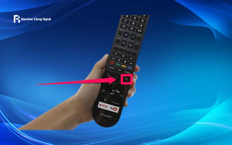Mã model tivi Sharp nằm trên tem dán phía sau máy