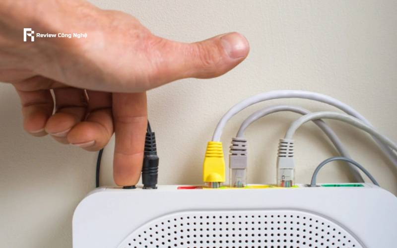 Nhấn nút nguồn modem để khởi động lại