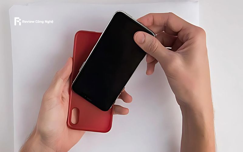 Tháo ốp lưng và kiểm tra lại IPhone nếu nó không nhận sim