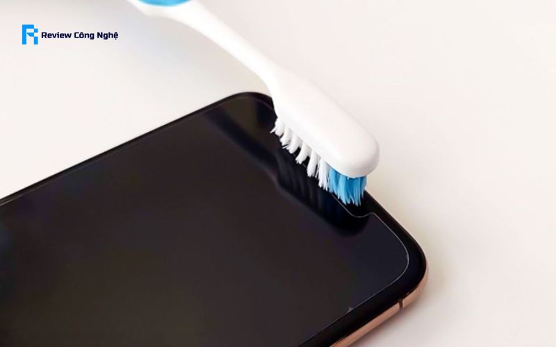 Dùng bàn chải mềm / cọ vẽ vệ sinh loa iPhone