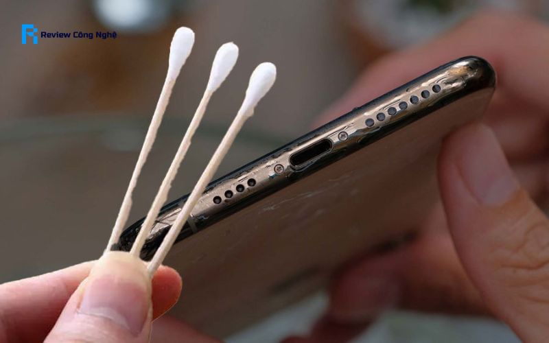 Dùng tăm bông / tăm khô vệ sinh loa iPhone