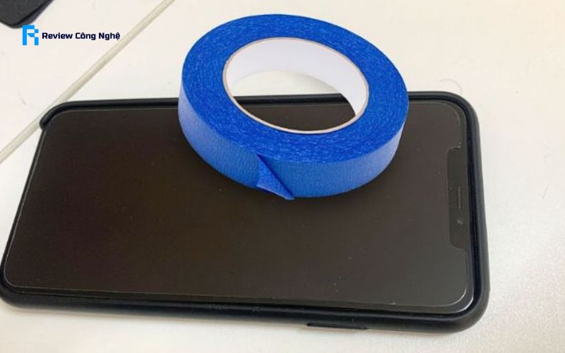 Dùng băng keo vệ sinh loa iPhone